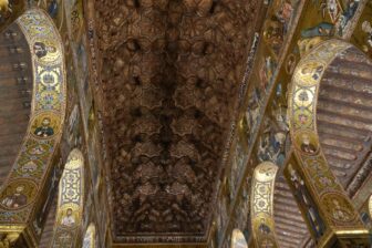 イタリア、シチリア島のパレルモにあるノルマン王宮内のパラティーナ礼拝堂の天井