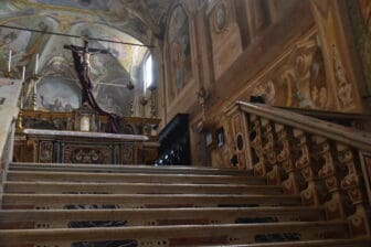 イタリア、ロンバルディア州のソンチーノにある教会、Chiesa di San Giacomo 内の階段