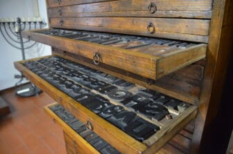 イタリア、ロンバルディアの町、ソンチーノの印刷博物館にある古い印刷用の道具