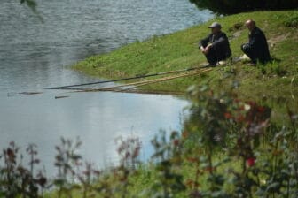 アルバニアのベルシュの湖で釣りをする人々