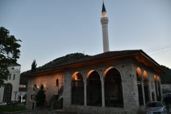 アルバニアのベラトにあるイスラム教のKing's Mosque の外観