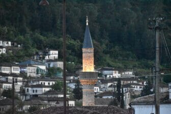 アルバニアのベラトの旧市街にあるモスクのミナレット