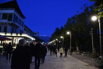 アルバニアのベラトの旧市街から延びる新市街の遊歩道