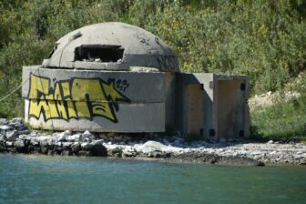 アルバニアのブトリント湖の岸に残る防空壕跡