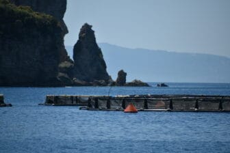 アルバニアのリビエラにあるポルト・パレルモの海岸線