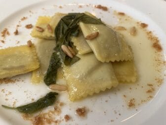 北イタリア、マントヴァ近郊のロディゴにあるホテル、Villa dei Tigli 920 Liberty Resortの夕食で食べたラビオリ