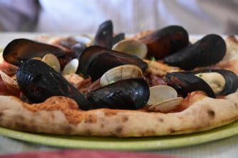 イタリア、イスキア島のフォリオのレストラン、Ristorante Maryluのシーフード・ピザ