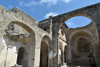 イタリア、イスキア島のアラゴネーゼ城から下ったところにあるCathedral of Assunta 