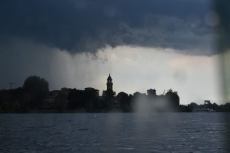 北イタリア、マントヴァの観光船から見た雨の中の町のシルエット