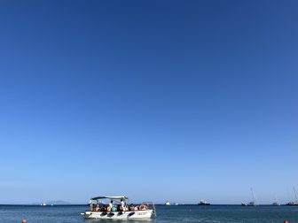 南イタリアのイスキア島にあるフマローレ・ビーチ上空の青空