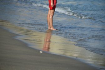 南イタリアのイスキア島にあるフマローレ・ビーチに立つ人