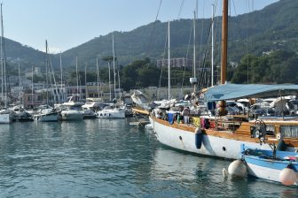 南イタリア、プローチダ島へのハイドロフォイルが出航するイスキア島のCasamicciola の港