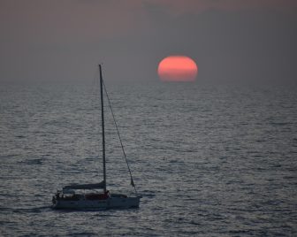 南イタリア、イスキア島のフォリオのサンセットと船