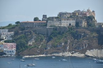 南イタリア、プローチダ島で、対岸の見晴らしスポットから見た城跡