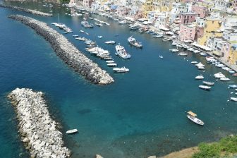 海から見たプローチダ島の自然