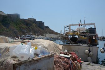 南イタリア、プローチダ島のレストランに魚を供給する漁船