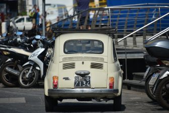 南イタリア、プローチダ島の港に停まっていたレトロな車