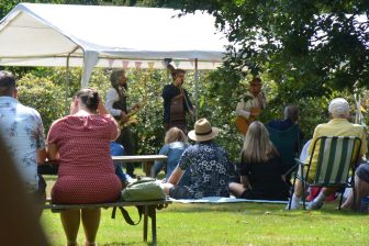 英国のロンドン郊外にある庭園、Borde Hill で音楽を楽しむ人々