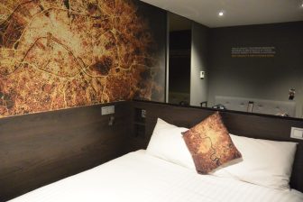 ロンドンのホテル、Heeton Concept Hotelの部屋のベッド