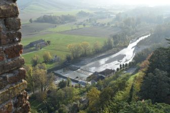 イタリアのカステッラルクアートにある城跡、Rocca Visconteaからの景色 