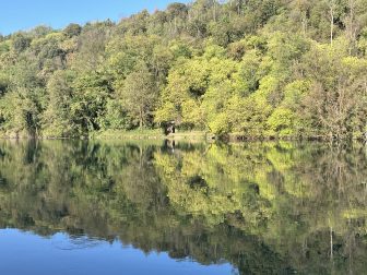 北イタリアのTrezzo sull'Adda で、アッダ川に映り込む秋の風景と空