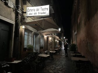 イタリアのヴェネト州にあるキオッジャのレストラン、Osteria Del Teatro Dai Do' Fradei の看板