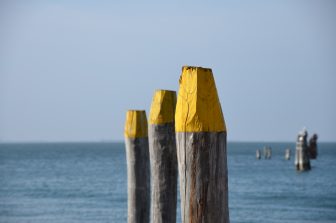 イタリアのヴェネト州にあるペッレストリーナの海に突き刺さる杭