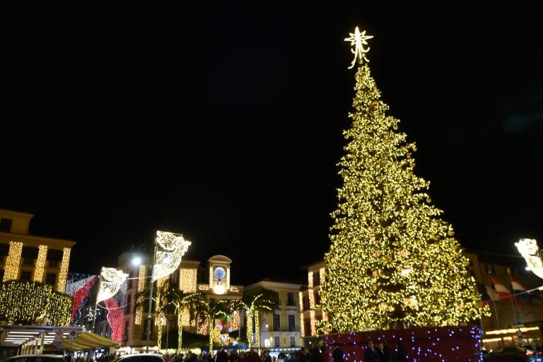 南イタリアのソレントの大きなクリスマスツリー