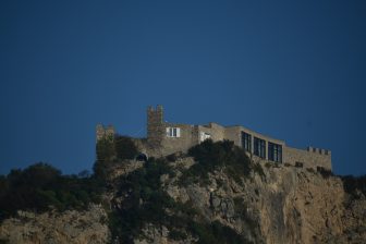 南イタリア、カプリ島、タクシー観光で見たいわくつきの城跡