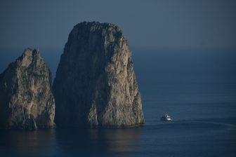 タクシー観光で見た南イタリア、カプリ島のファラリオーニ岩と船