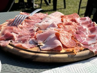 北イタリア、カスティリオーネ・オロナで食べたハム類のタリエーレ