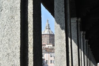 北イタリア、パヴィアのコペルト橋から見た大聖堂のドーム