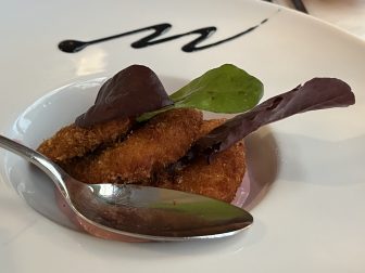 南イタリアのソレントにあるレストラン、Donna Sofia のエビフライ