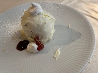 南イタリアのソレントにあるレストラン、Donna Sofia のレモンケーキ