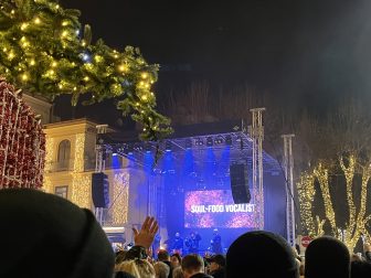 南イタリアのソレントでの大晦日、広場に集まった大勢の人