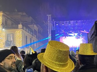 南イタリアのソレントでの年越えに集まった人々