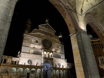 北イタリア、夜のクレモナの大聖堂