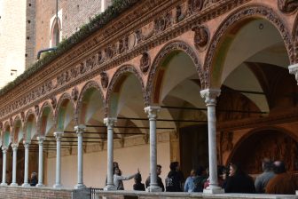 北イタリア、パヴィアのチェルトーザで修道院に案内される人々