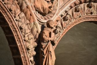 北イタリア、パヴィアのチェルトーザの中庭の彫刻