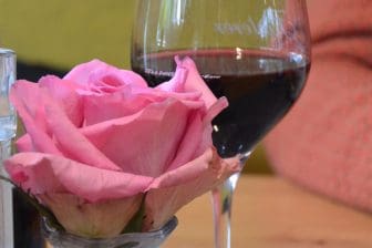 ドイツのエスリンゲン・アム・ネッカーで行ったシュヴェービッシェ料理店のテーブルの花とワイン