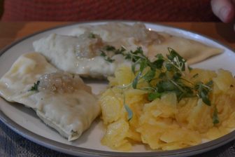 地元の食べ物を楽しむ