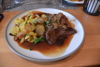 ドイツのエスリンゲン・アム・ネッカーのシュヴェービッシェ料理店で食べた牛のレバー料理