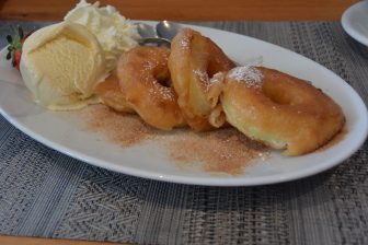 ドイツのエスリンゲン・アム・ネッカーのシュヴェービッシェ料理店のリンゴのデザート