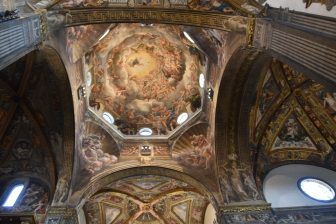 イタリア、パルマの大聖堂内のコッレッジョによる「聖母被昇天」