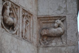 イタリア、パルマの大聖堂のバプティストリーの外壁の彫刻