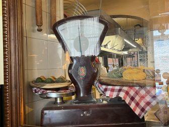 イタリアのパルマにあるレストラン、Trattoria Corrieri の内装