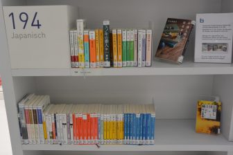 ドイツ、シュトゥットガルトの市立図書館の日本語の書籍コーナー