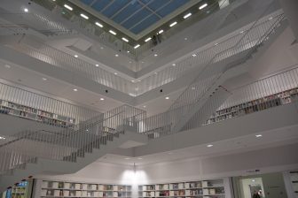 ドイツ、シュトゥットガルトの市立図書館の吹き抜け