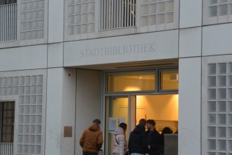 ドイツ、シュトゥットガルトの市立図書館の入り口