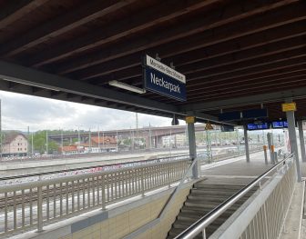 ドイツ、シュトゥットガルトのNeckarpark 駅